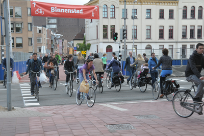 821340 Gezicht op de oversteekplaats voor fietsers en voetgangers op de Daalsesingel te Utrecht, in het verlengde van ...